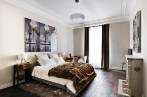 Suite Avenue des Champs-Élysées : Luxe Parisien